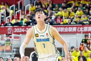 英雄联盟直播-但愿无碍！曾凡博9中5拿到12分3板1助 重摔伤退