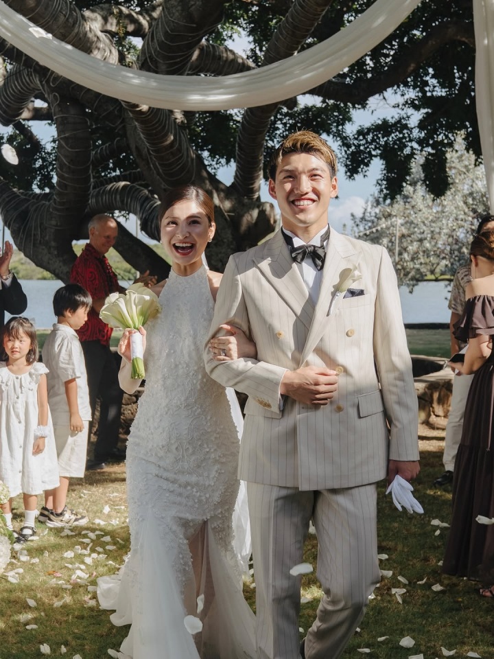 日本国脚堂安律与年长三岁爱妻甜蜜完婚 晒婚礼照羡煞旁人