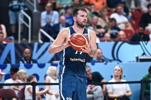 赛事赛程-媒体人：东契奇多项数据领跑全队 不禁想起有人说他身材管理不行